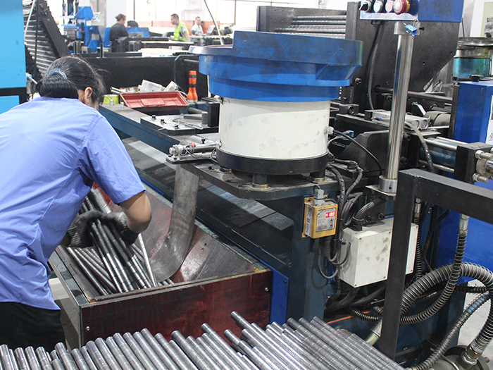 川井-自動打塞機