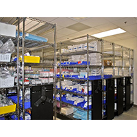 醫(yī)院藥房網(wǎng)格移動(dòng)式貨架_醫(yī)院工程項(xiàng)目電鍍鉻線網(wǎng)貨架解決方案（2）